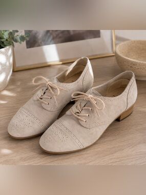 White Mountain Women's Light Beige Suede Lace-Up Oxfords